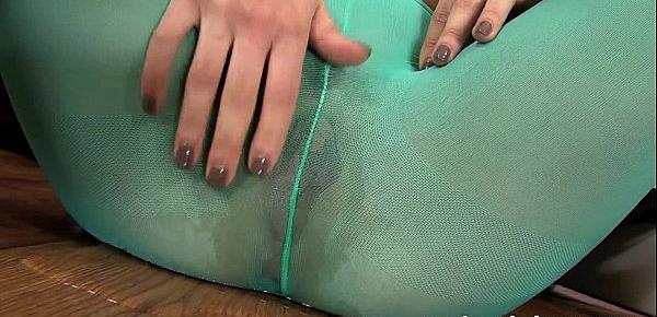  Sexy Henessy peeing through her green pantyhose